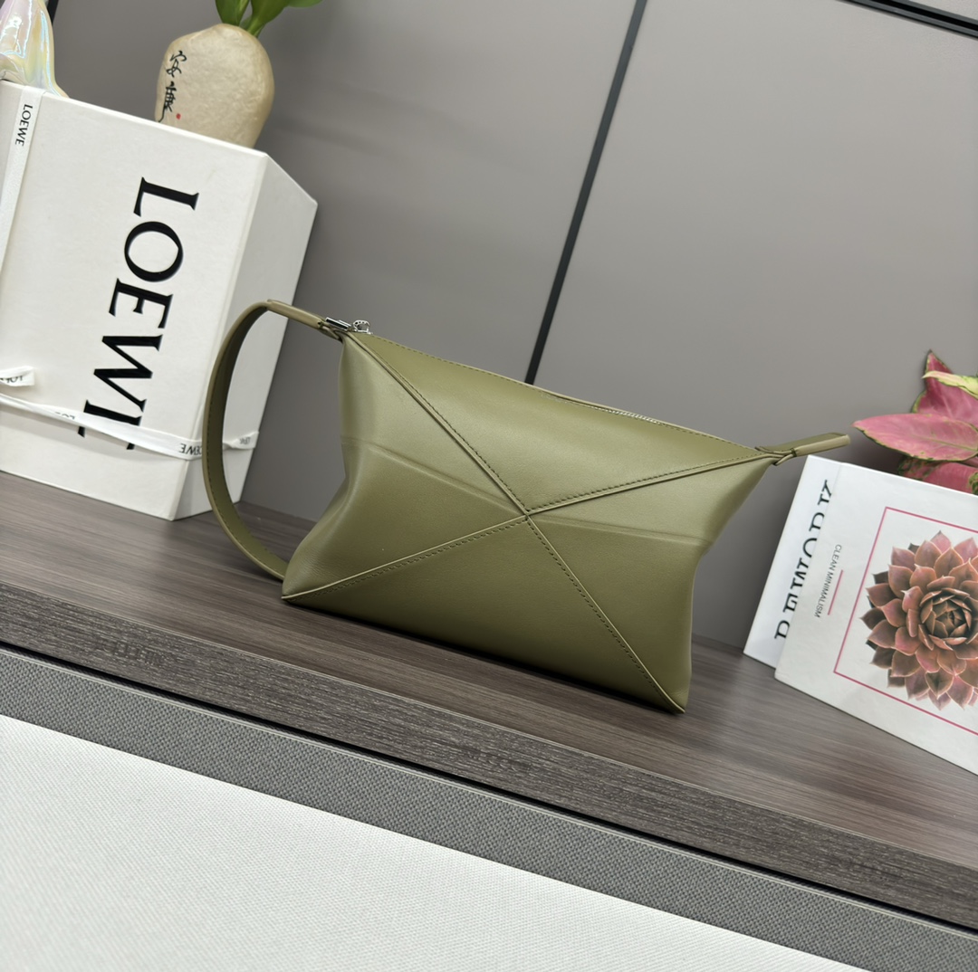 Loewe Puzzle Fold pouch in shiny nappa calfskin Green – LOEWE