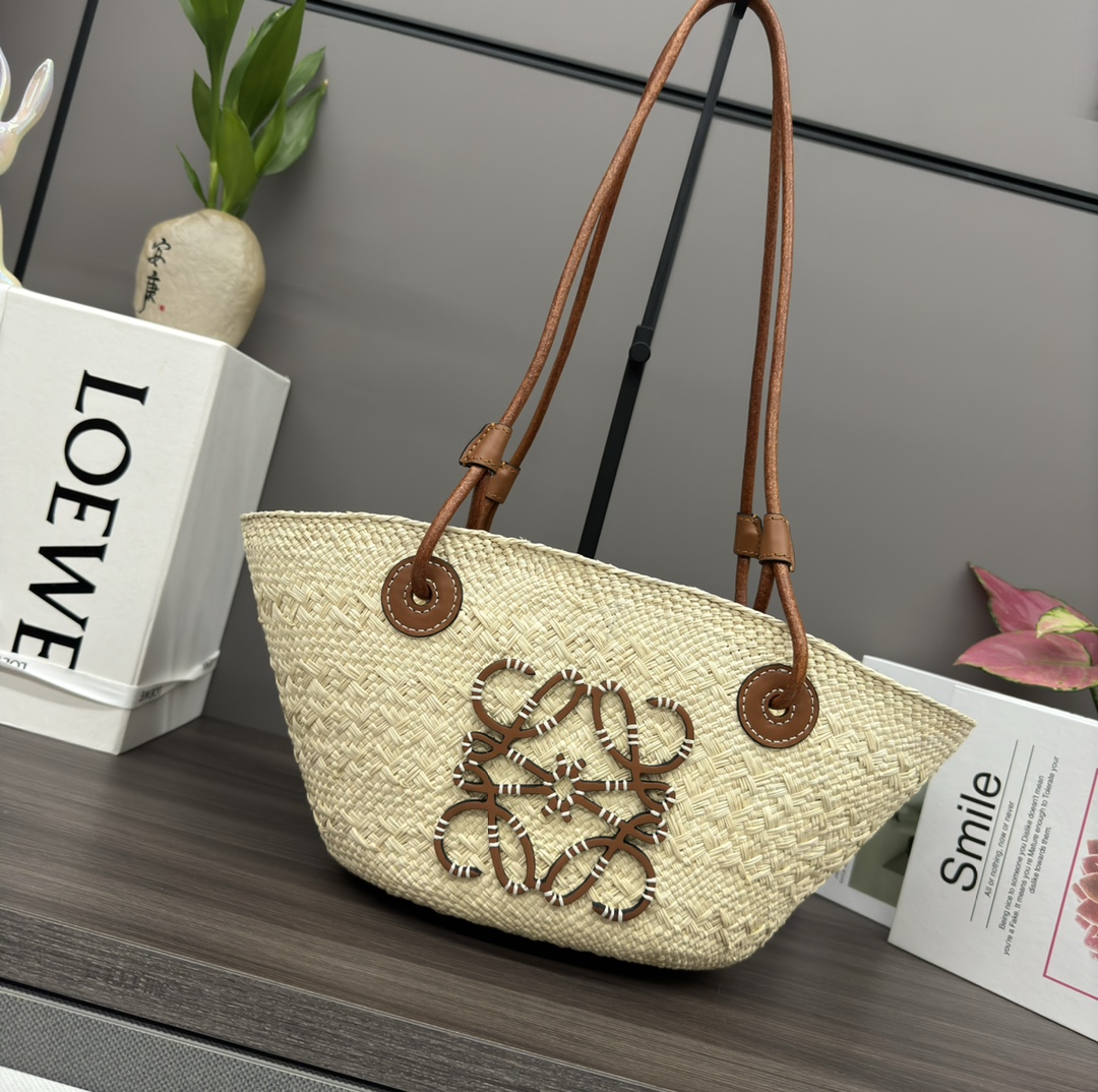 Loewe Small Anagram Basket bag in iraca palm and calfskin Beige –
