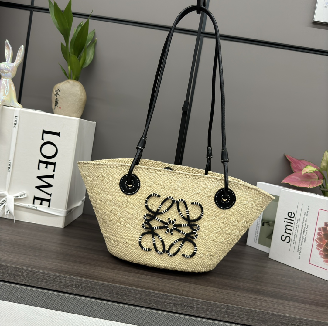 Loewe Small Anagram Basket bag in iraca palm and calfskin Beige