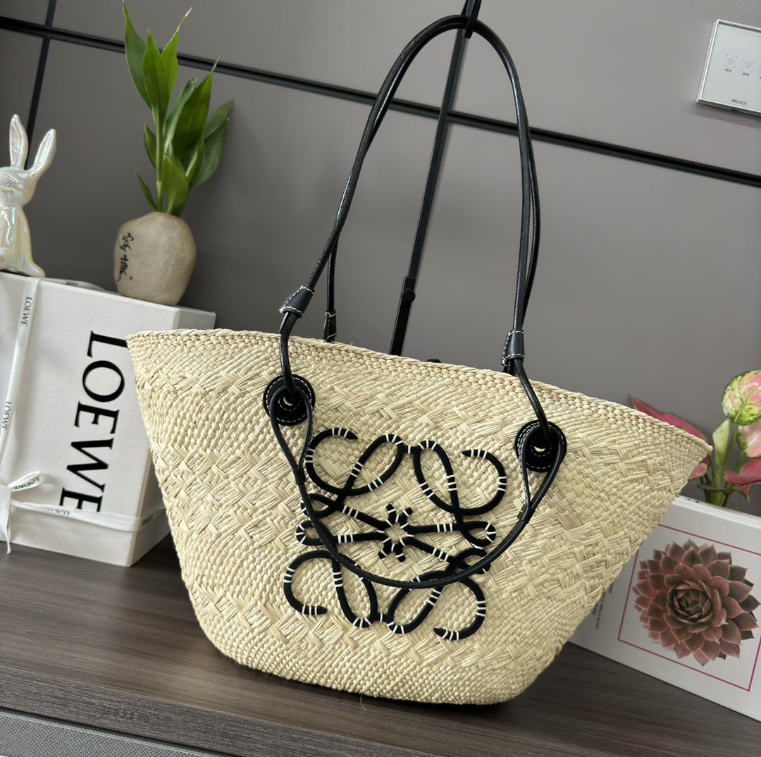 Loewe Small Anagram Basket bag in iraca palm and calfskin Beige – LOEWE