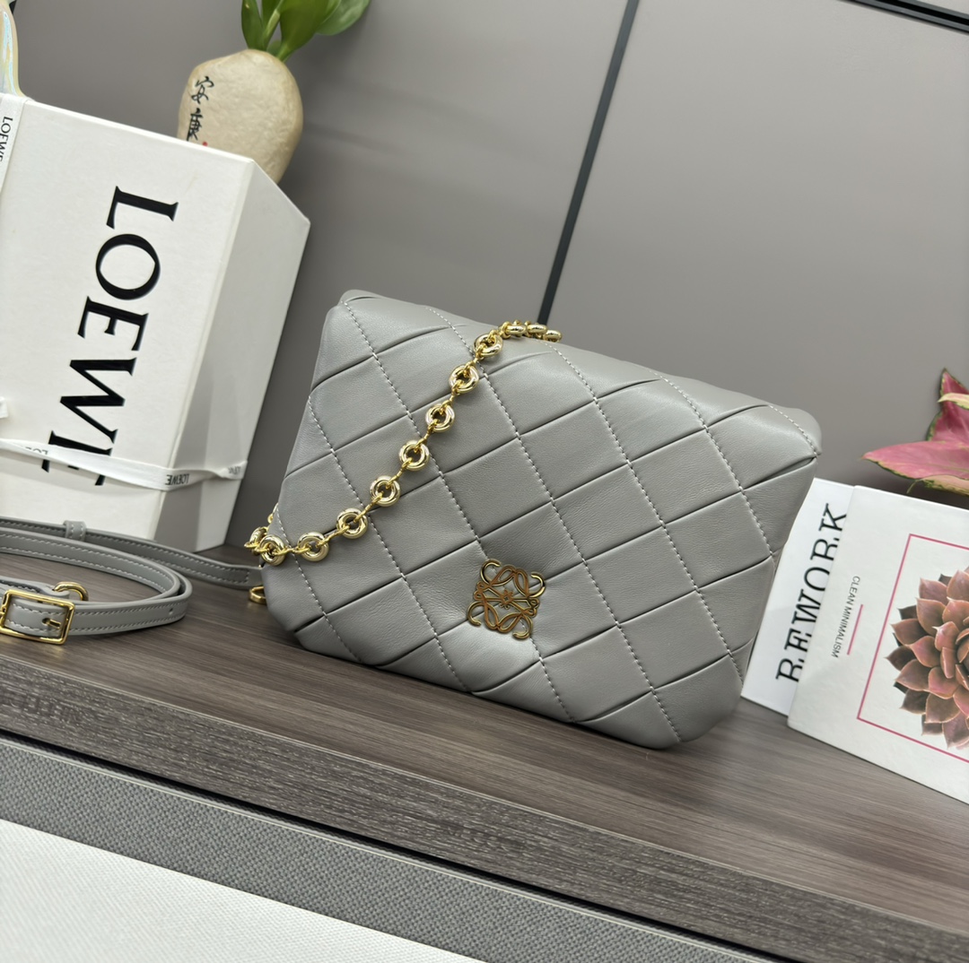 LOEWE Puffer Goya in pleated shiny nappa grey