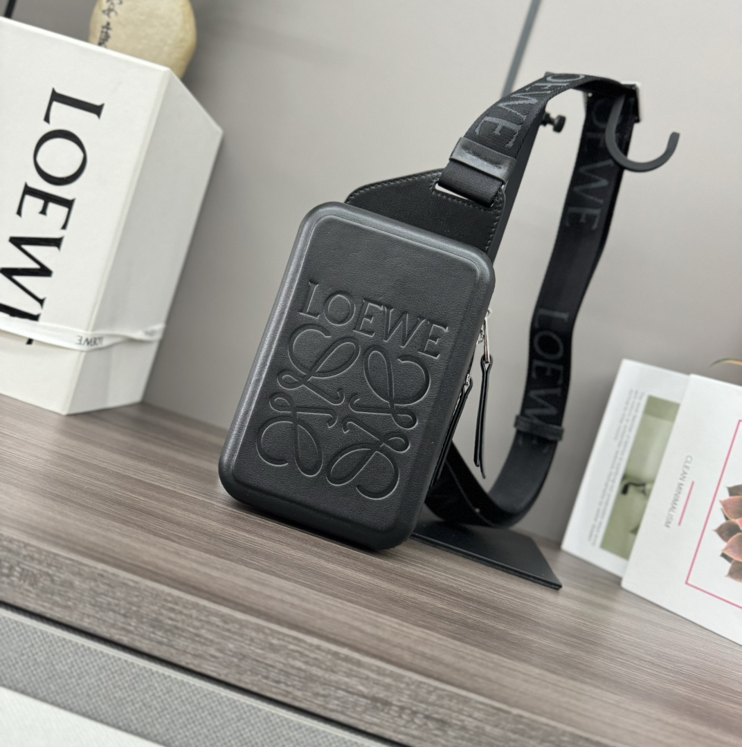Loewe Molded Sling in smooth calfskin Black – LOEWE