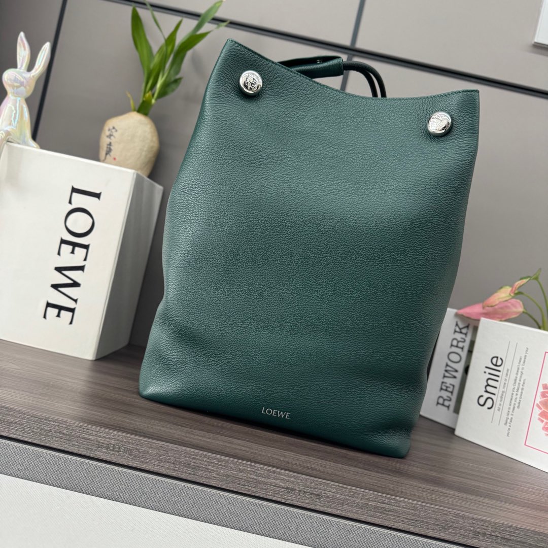 . Loewe Pebble hobo in supple grained calfskin Green – LOEWE