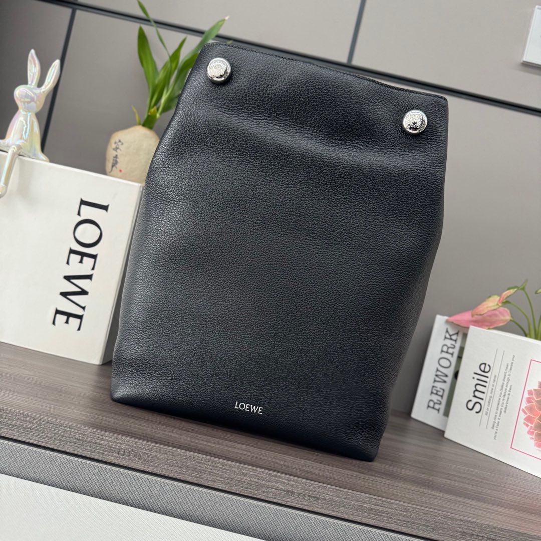 Loewe Pebble hobo in supple grained calfskin Black – LOEWE