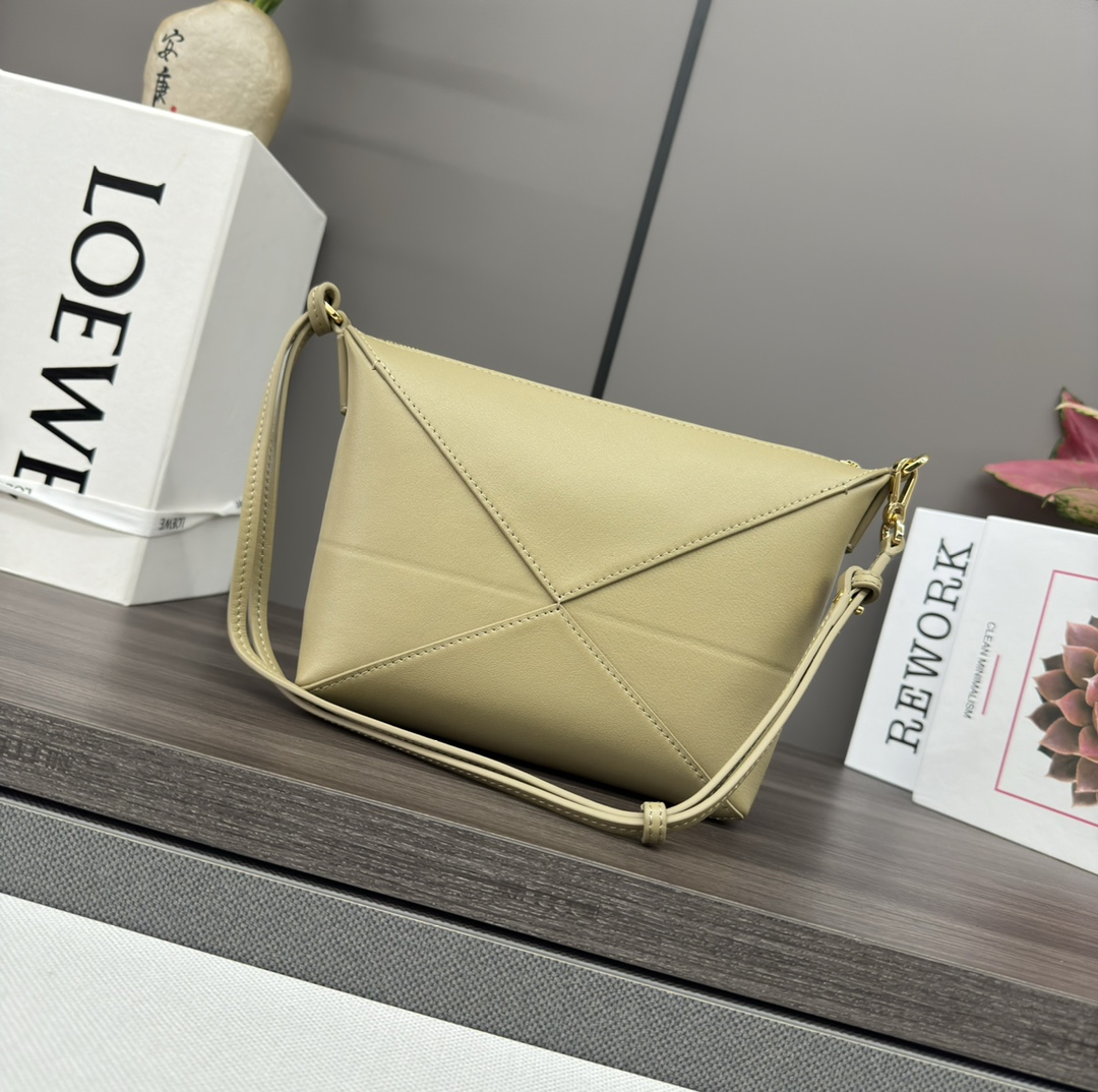 Loewe Puzzle Fold pouch in shiny nappa calfskin Green – LOEWE