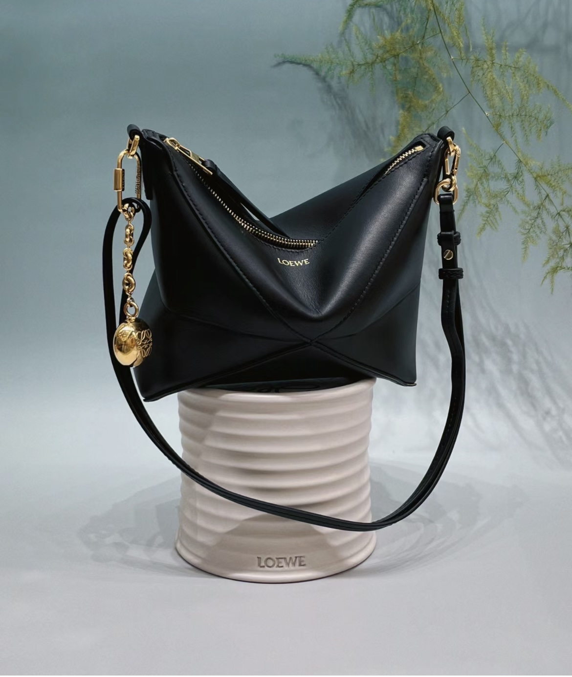 Loewe Puzzle Fold pouch in shiny nappa calfskin Black – LOEWE