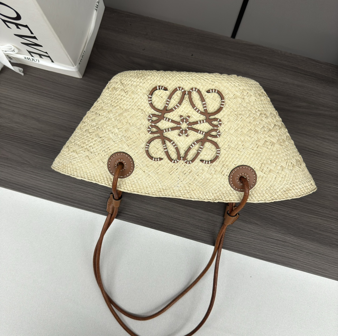 Loewe Small Anagram Basket bag in iraca palm and calfskin Beige – LOEWE