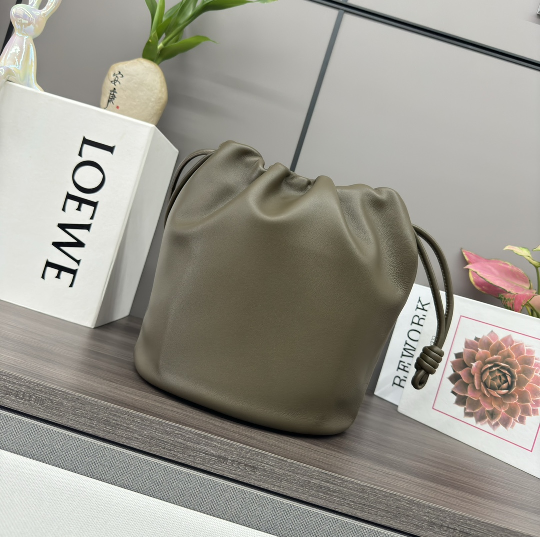 Loewe Loewe Flamenco Purse Eucalyptus Green Leather Bag
