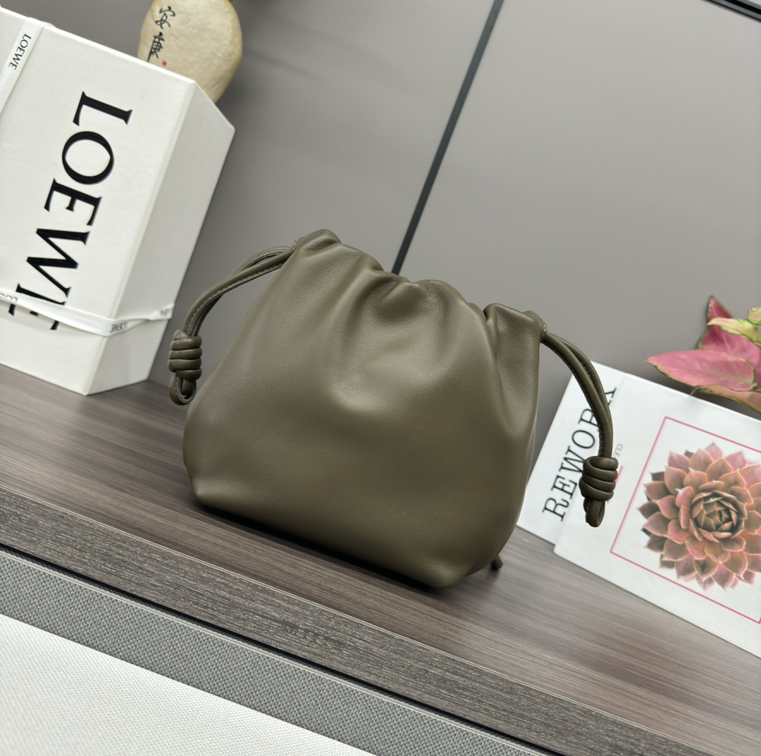 Loewe Medium Flamenco clutch in nappa calfskin Green – LOEWE