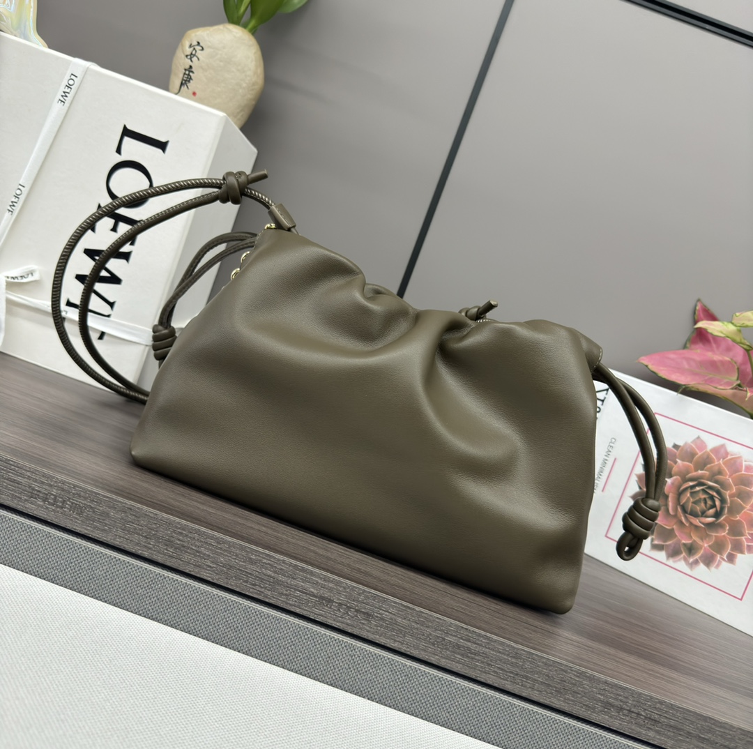 Loewe Loewe Flamenco Purse Eucalyptus Green Leather Bag