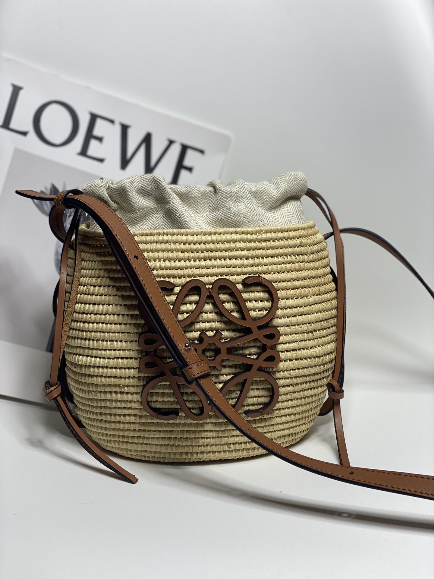 Loewe Beehive Basket bag in raffia and calfskin Beige – LOEWE