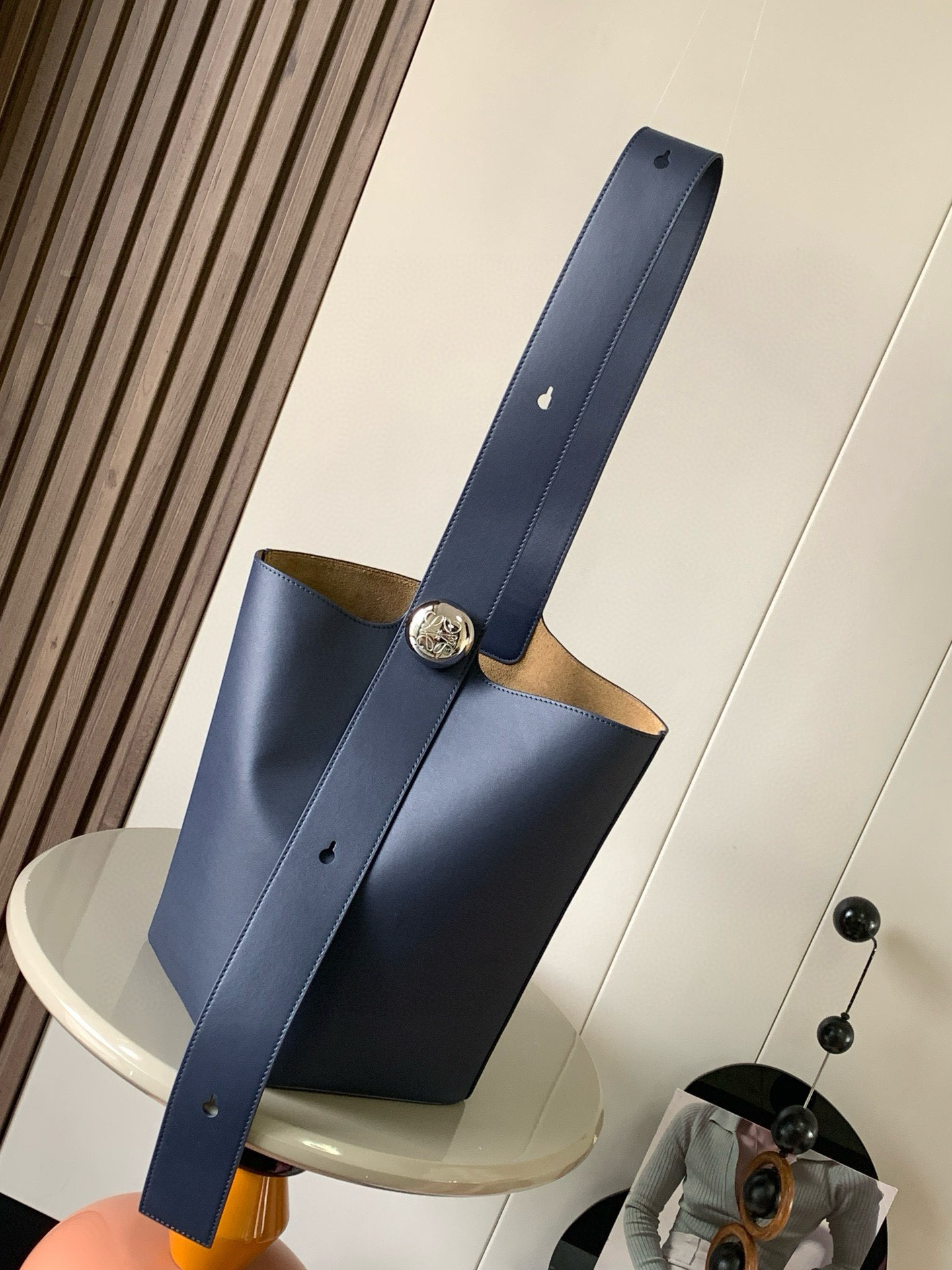 Loewe Medium Pebble bucket in smooth calfskin Blue – LOEWE