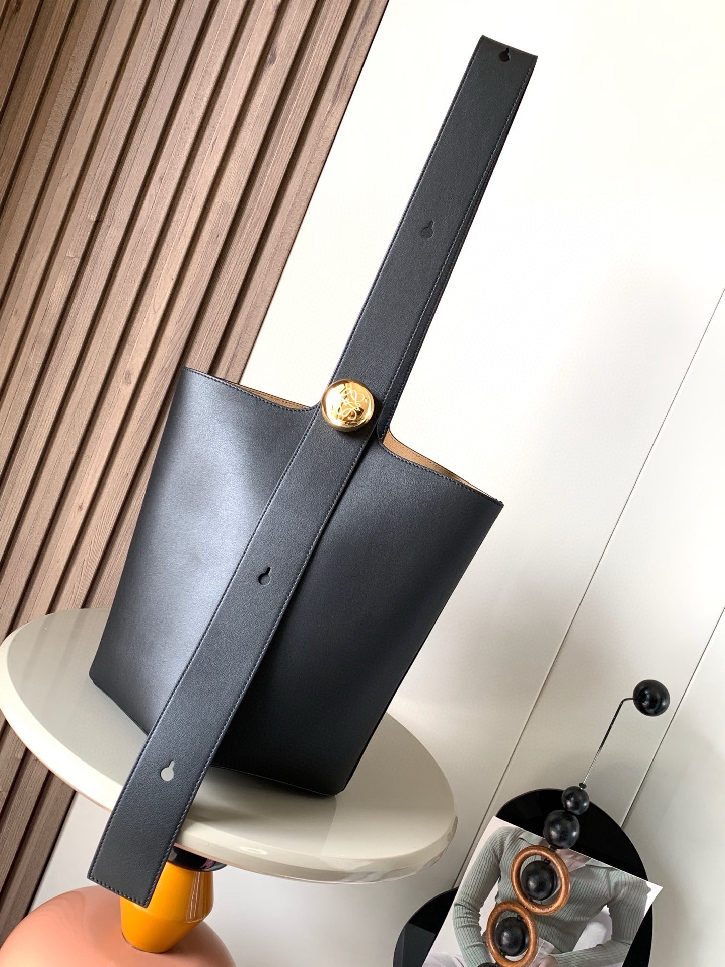 Loewe Pebble Medium Leather Bucket Bag Women’s Black |