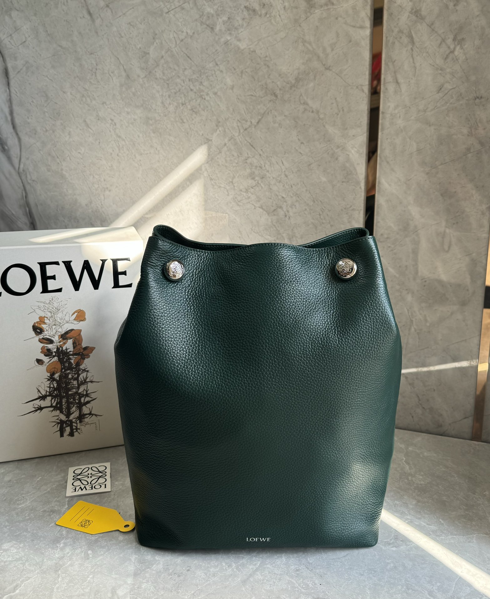 Loewe Pebble hobo in supple grained calfskin Green – LOEWE