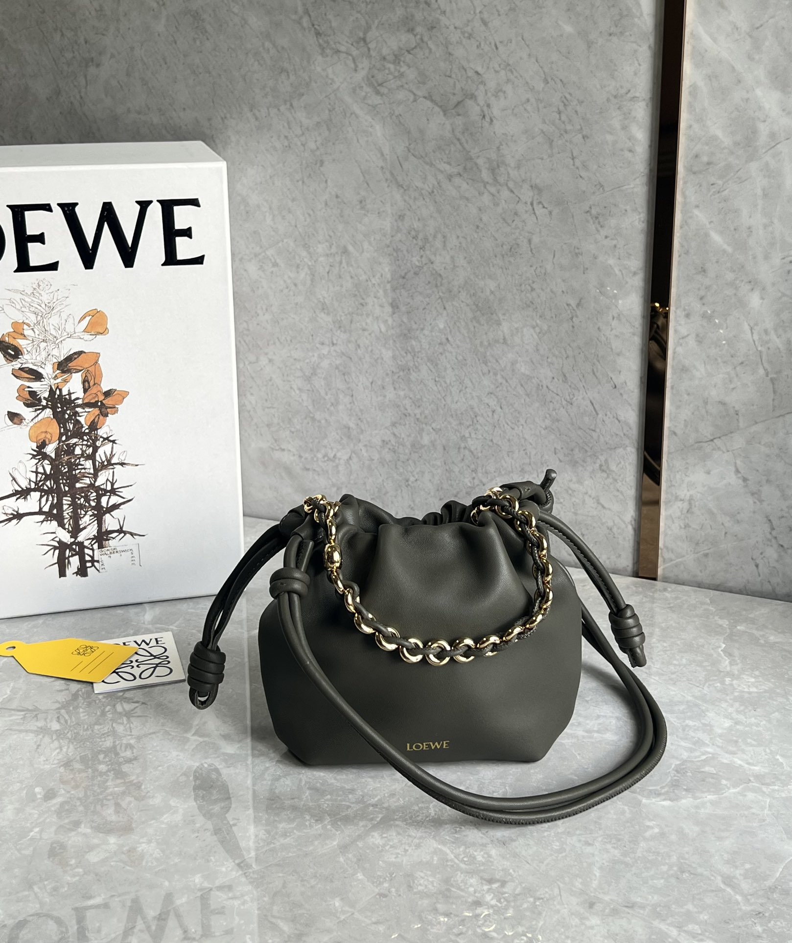 Loewe Bolso Flamenco Purse Bucket en piel napa de cordero Verde