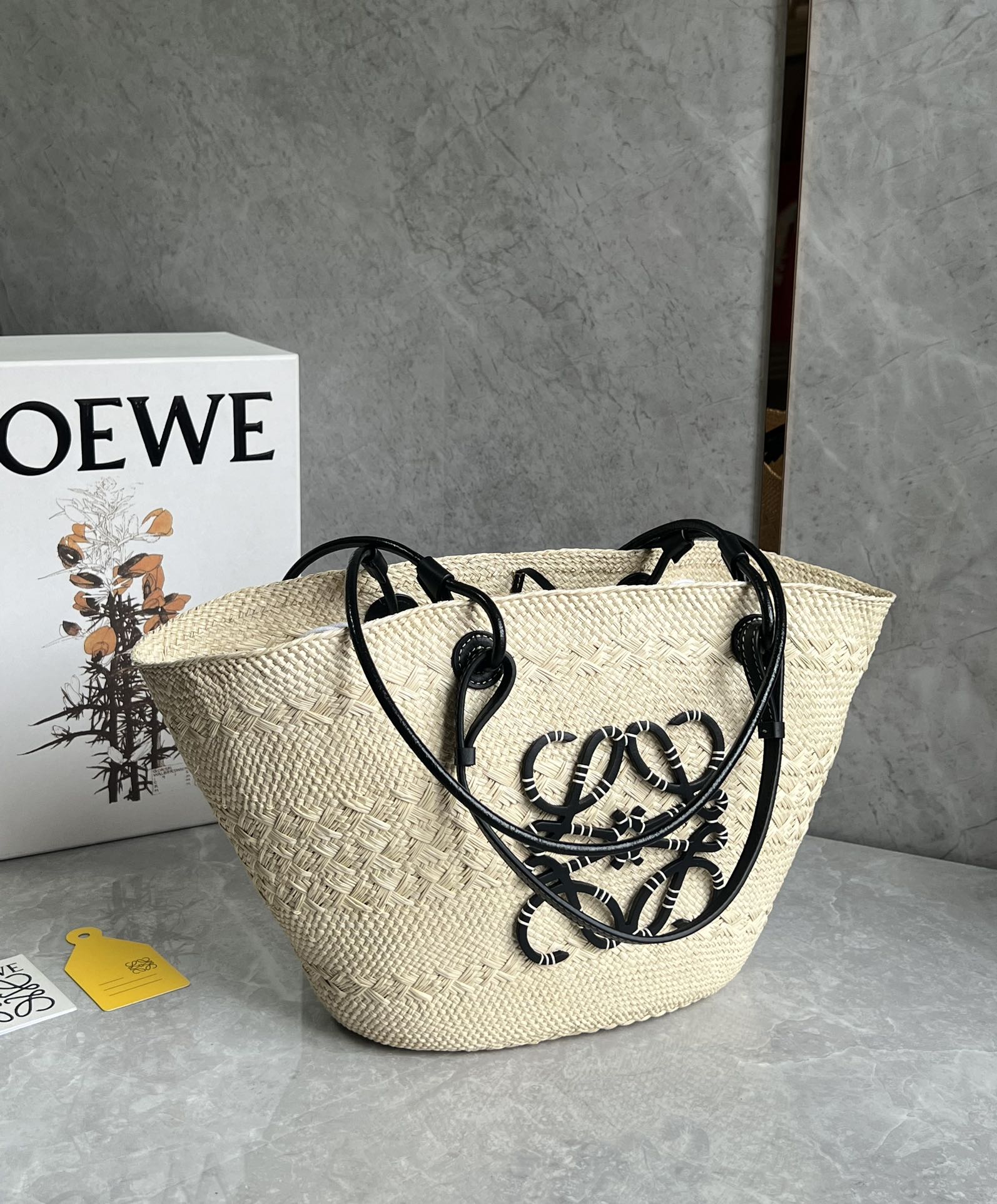 Loewe Small Anagram Basket bag in iraca palm and calfskin Beige –