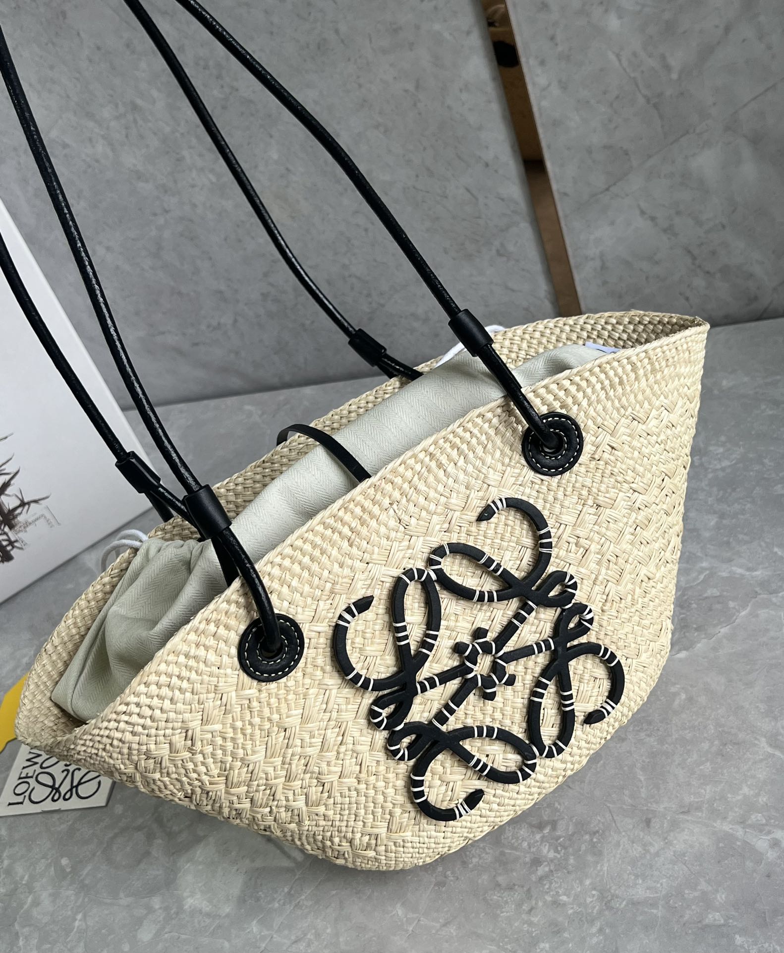 Loewe Small Anagram Basket bag in iraca palm and calfskin Beige –