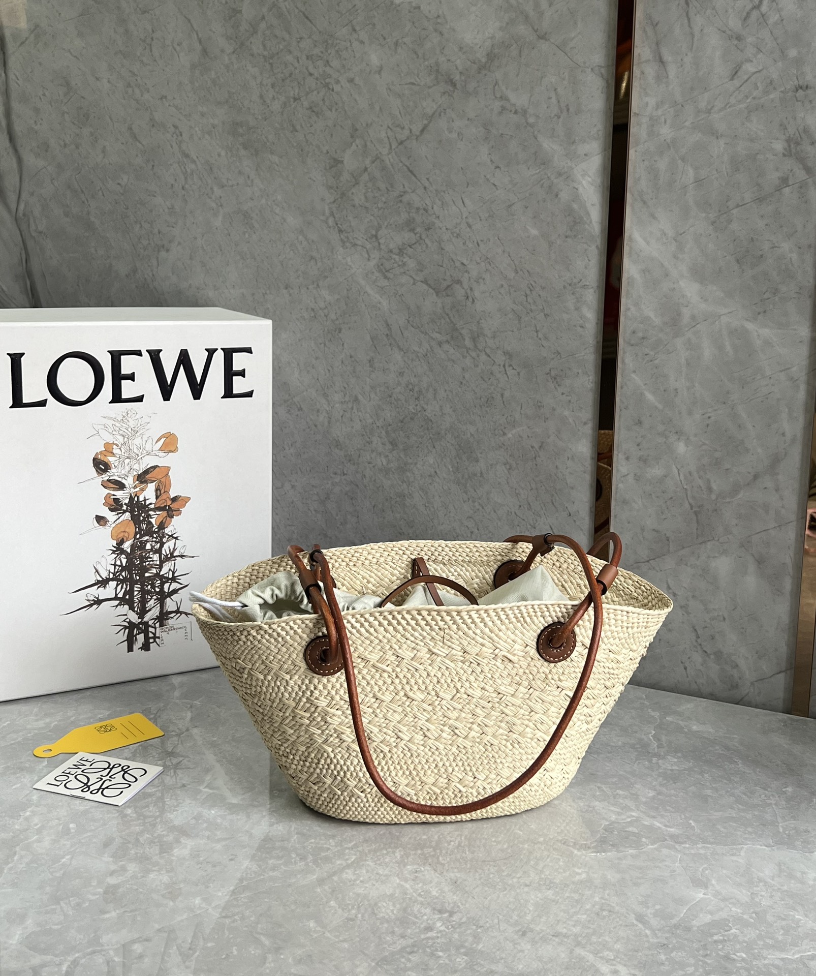 Loewe Medium Anagram Basket bag in iraca palm and calfskin Beige –