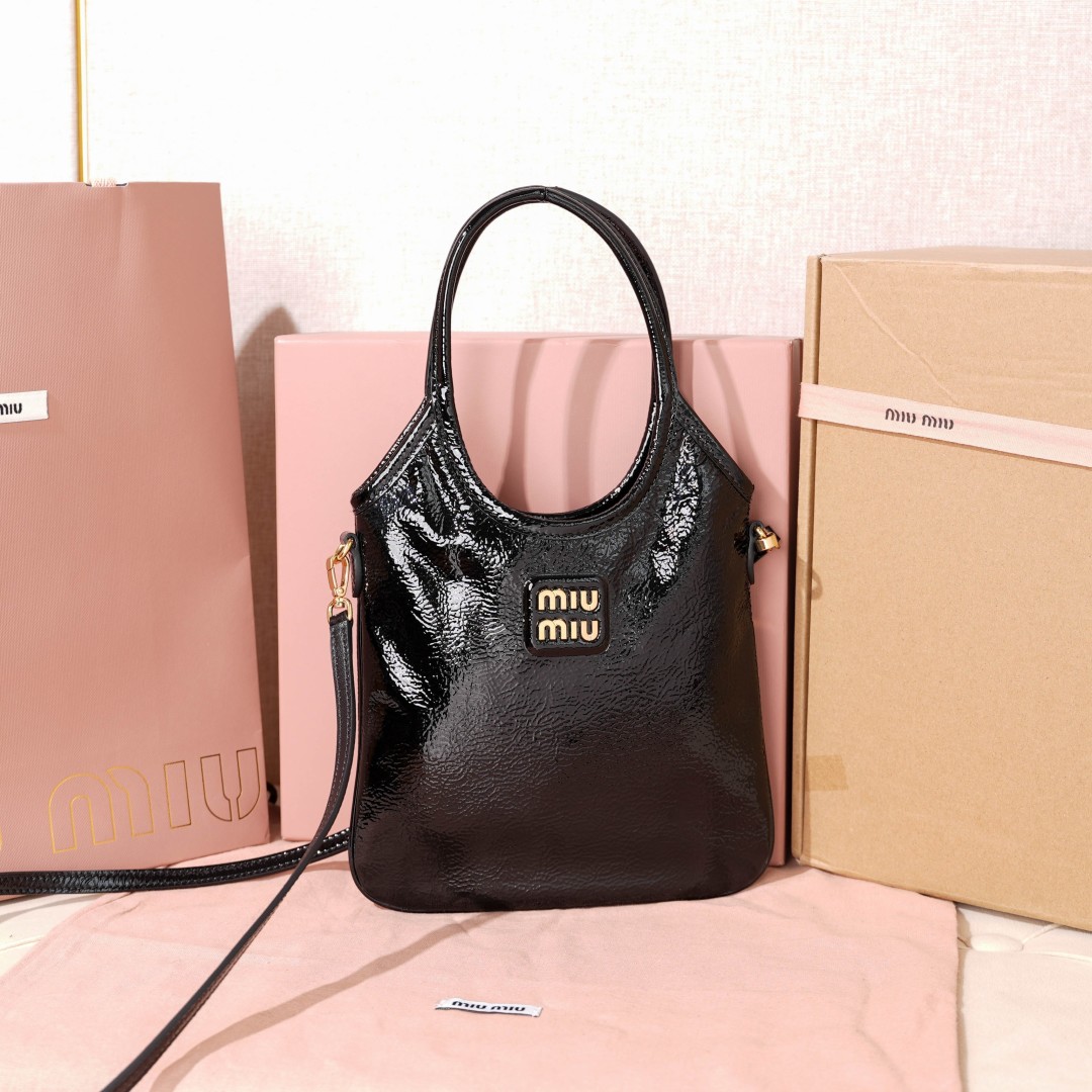 Miu wander leather handbag Miu Miu blackin Leather – 55227201