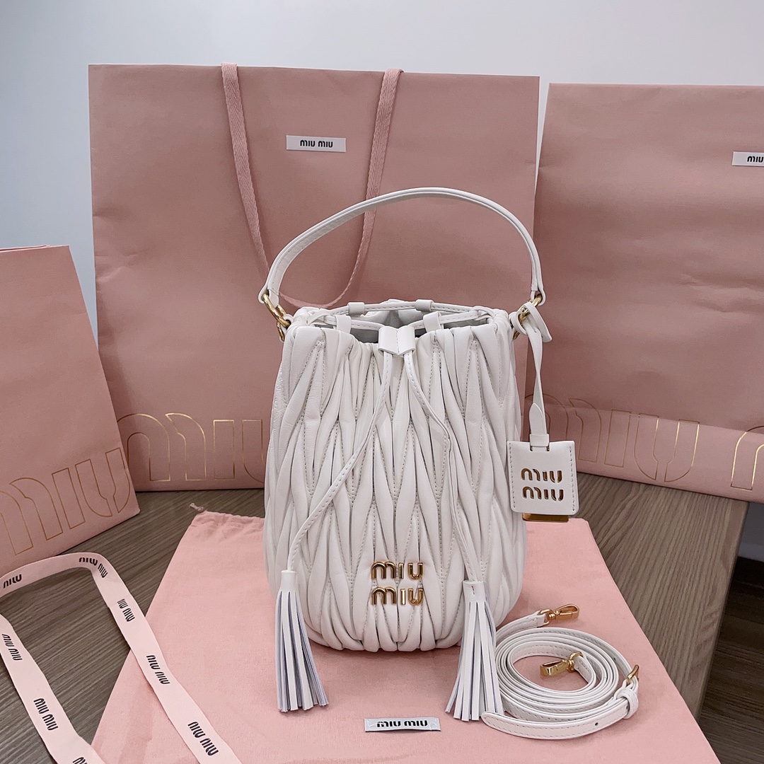 Miu Miu White Matelassé Nappa Leather Bucket Bag | Miu Miu