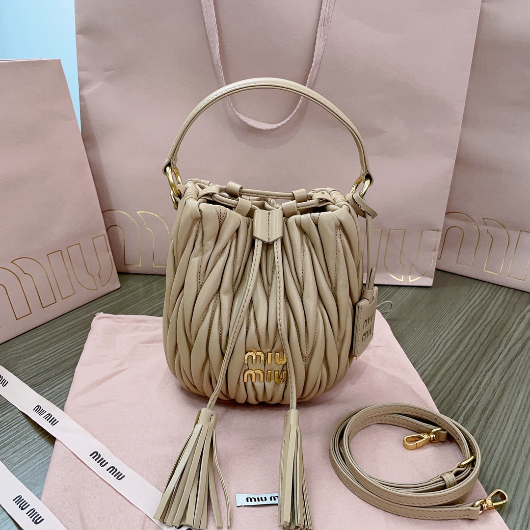 Miu Miu Matelassé Nappa Bucket Bag | gray |