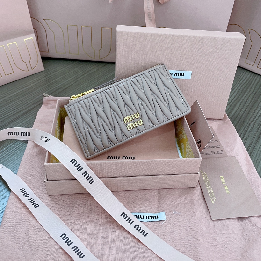 Miu Miu Quilted leather card holder – Light gray | 5MB006N88F0012