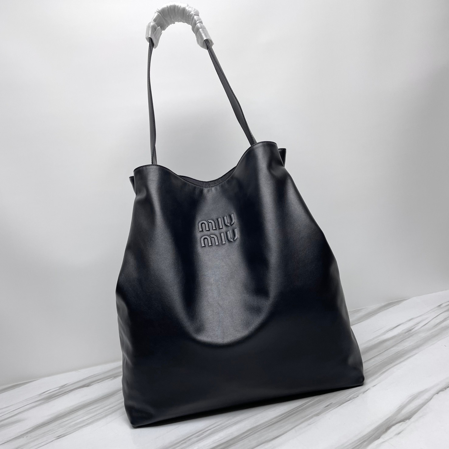 Miu Miu debossed-logo leather shoulder bag | black