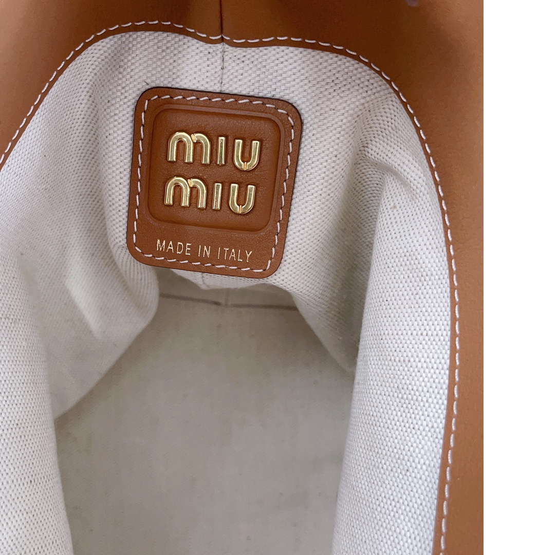 Miu Miu  00689