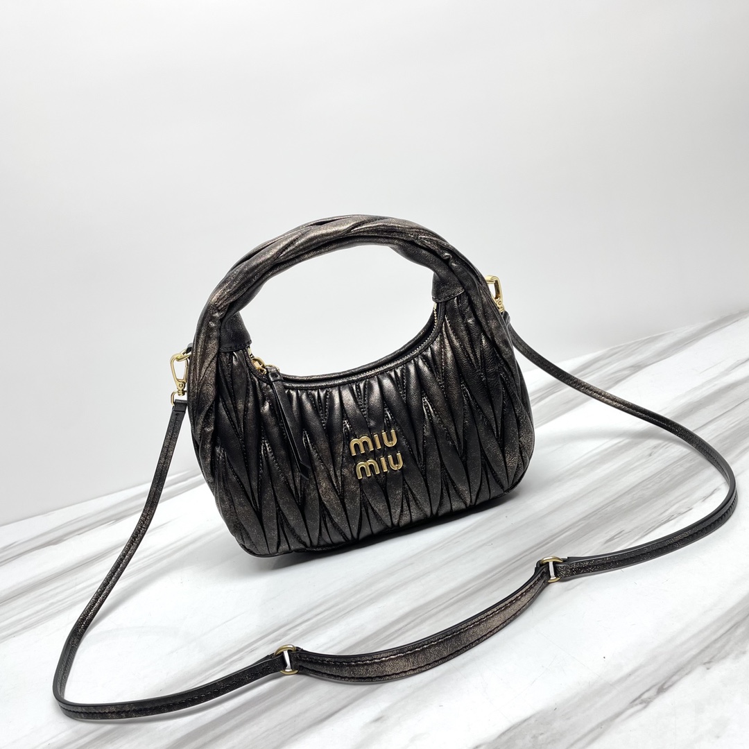 Miu Miu Wander Pleated top-handle Bag | Black |