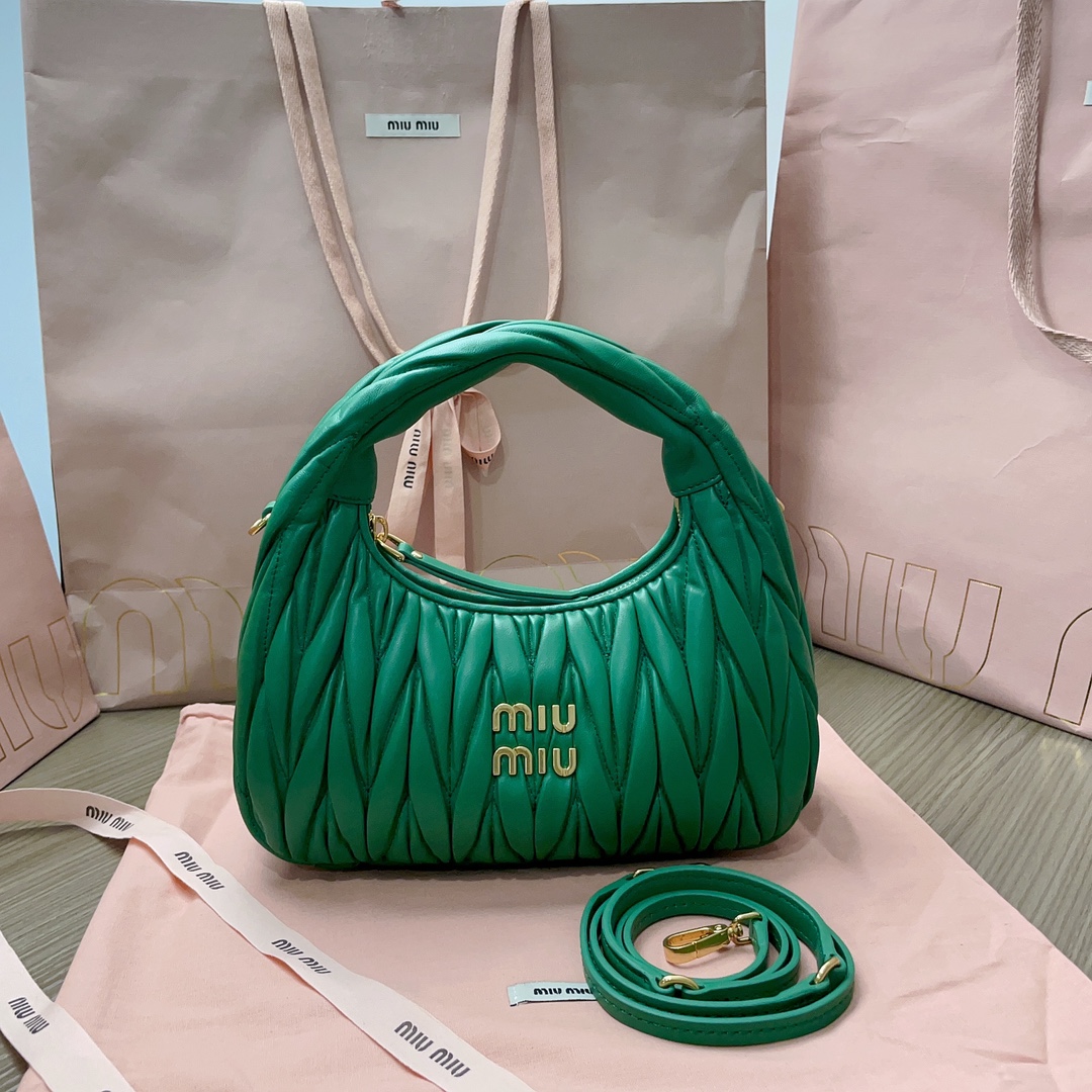 Miu Wander matelassé shoulder bag in green – Miu Miu |