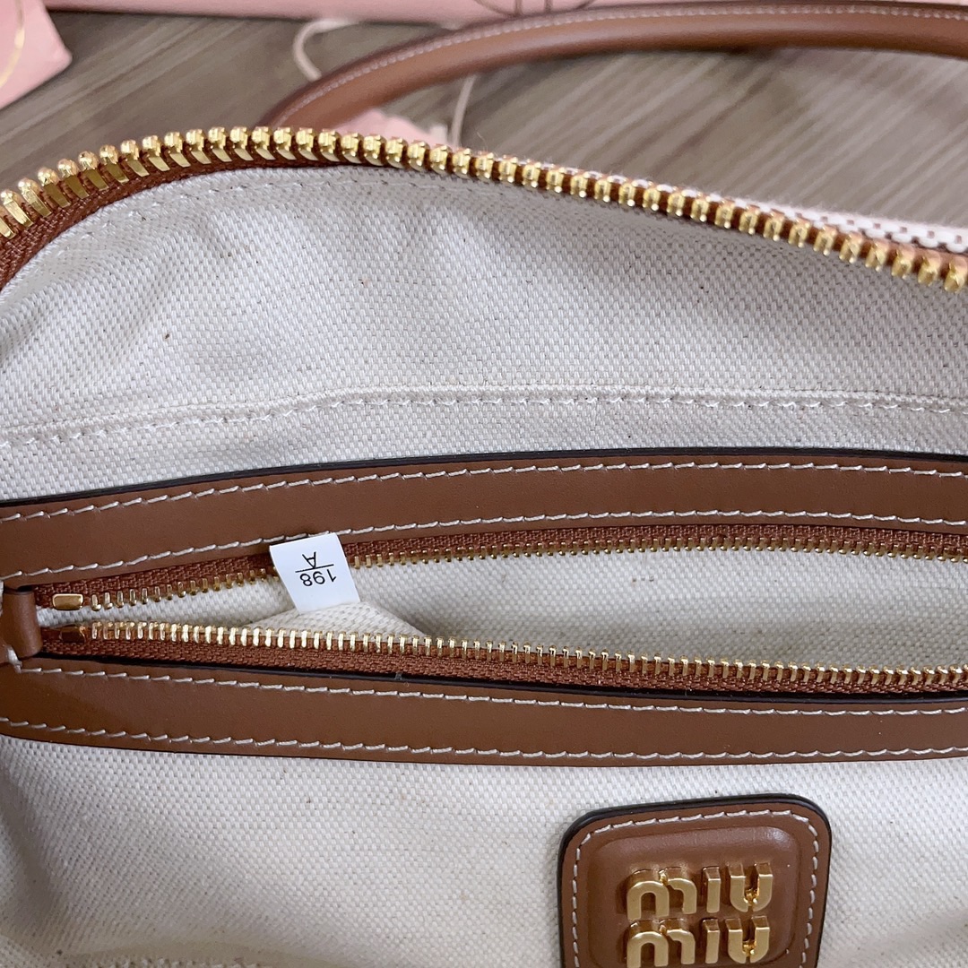 Miu Miu  01589