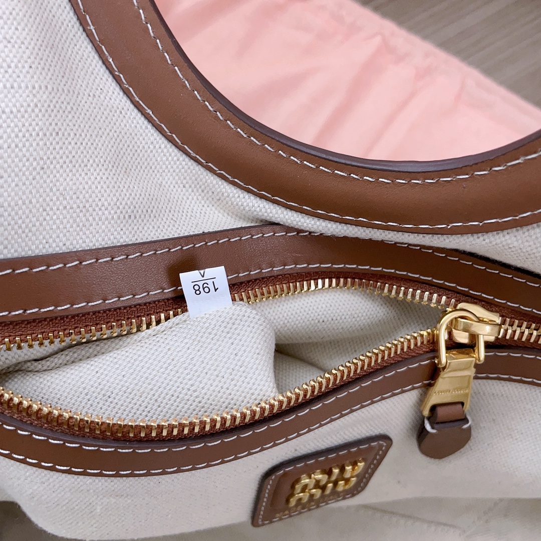 Miu Miu  01629