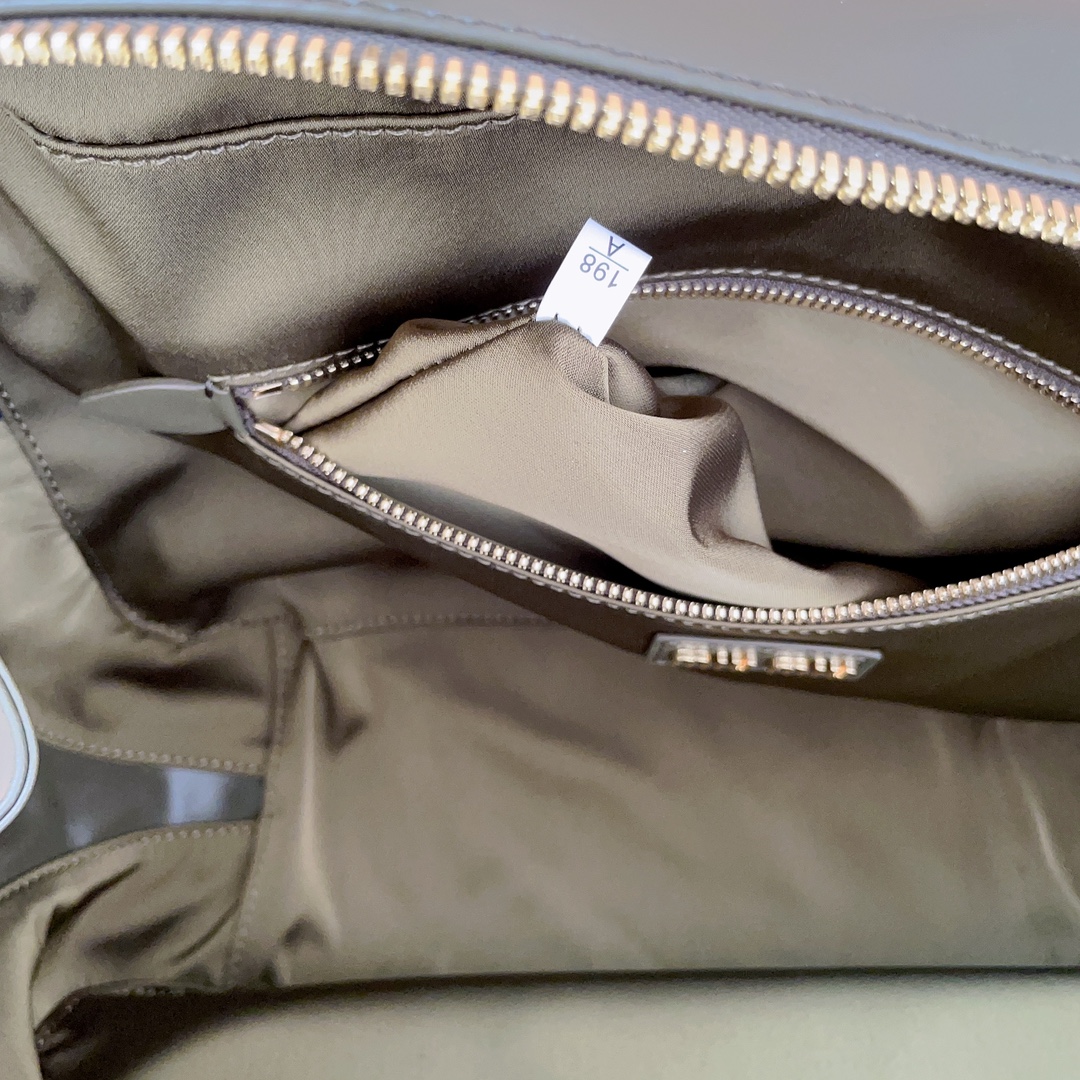 Miu Miu  01689
