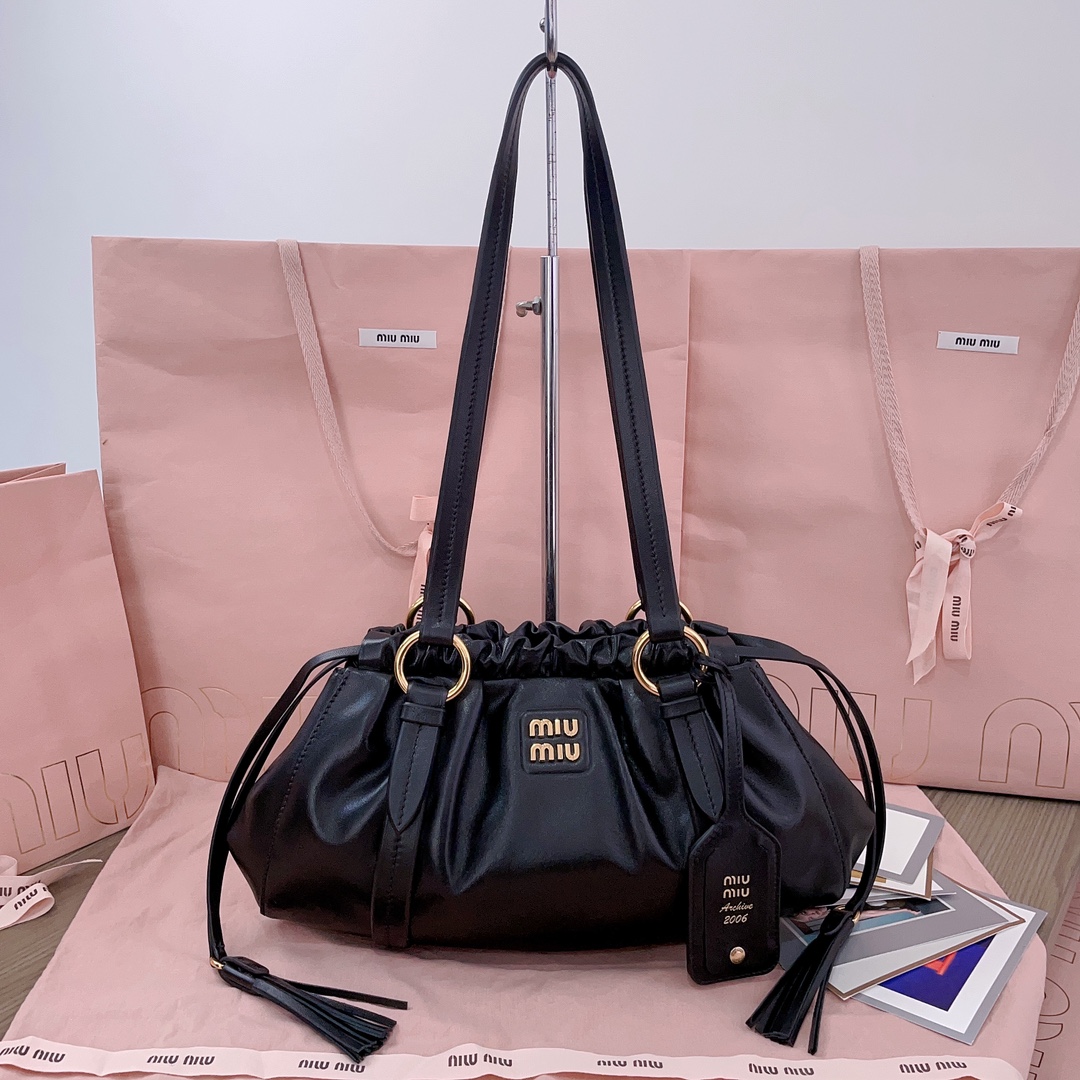 Miu Miu Joie leather handbag Miu Miu Black in Leather – 56552712