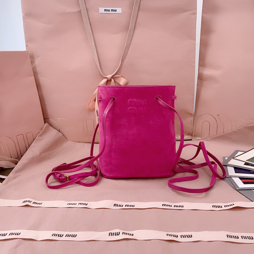 Miu Miu Miu Miu Logo-Embossed Shoulder Bag in pink