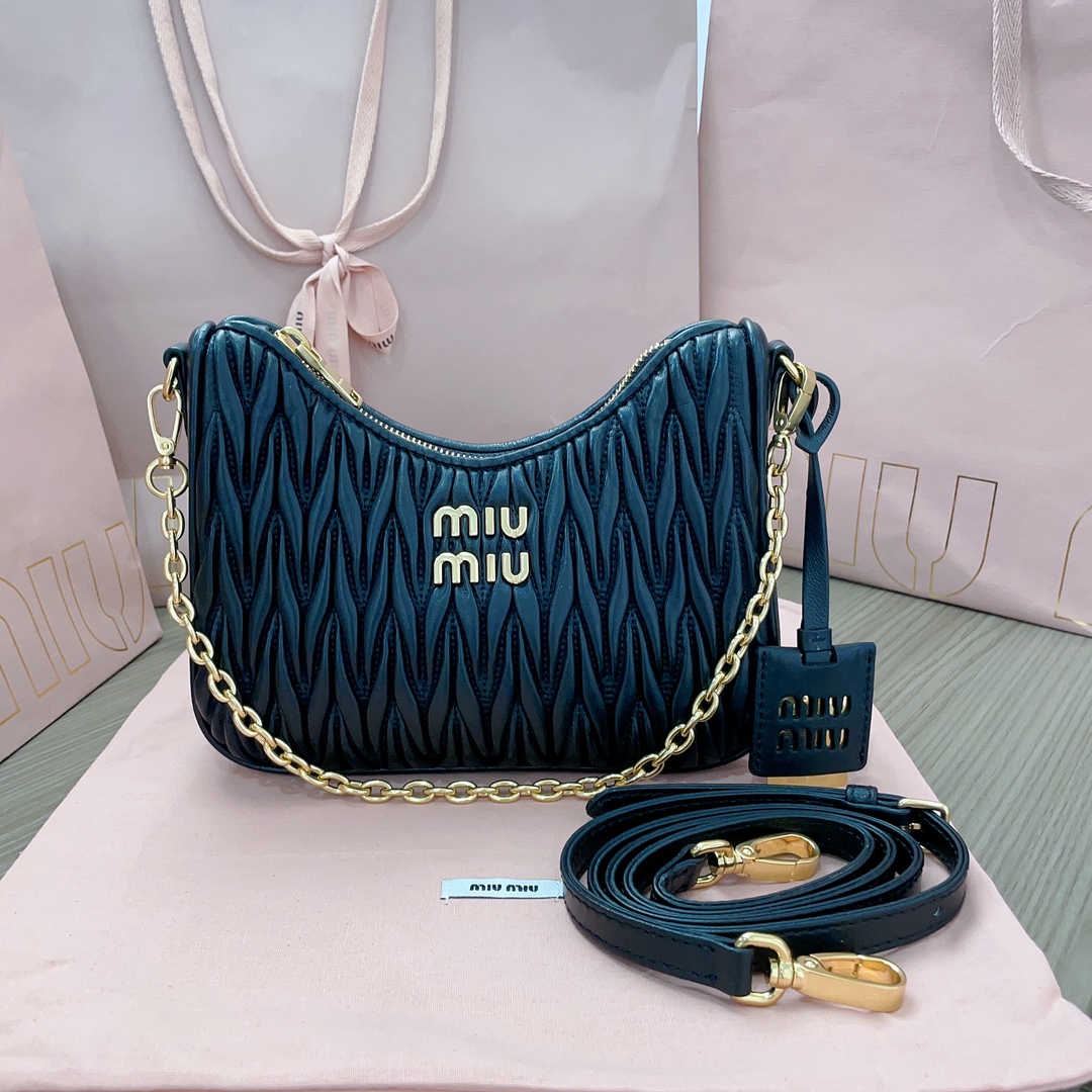 Miu Miu Matelassé leather handbag Miu Miu Black in Leather – 55533864