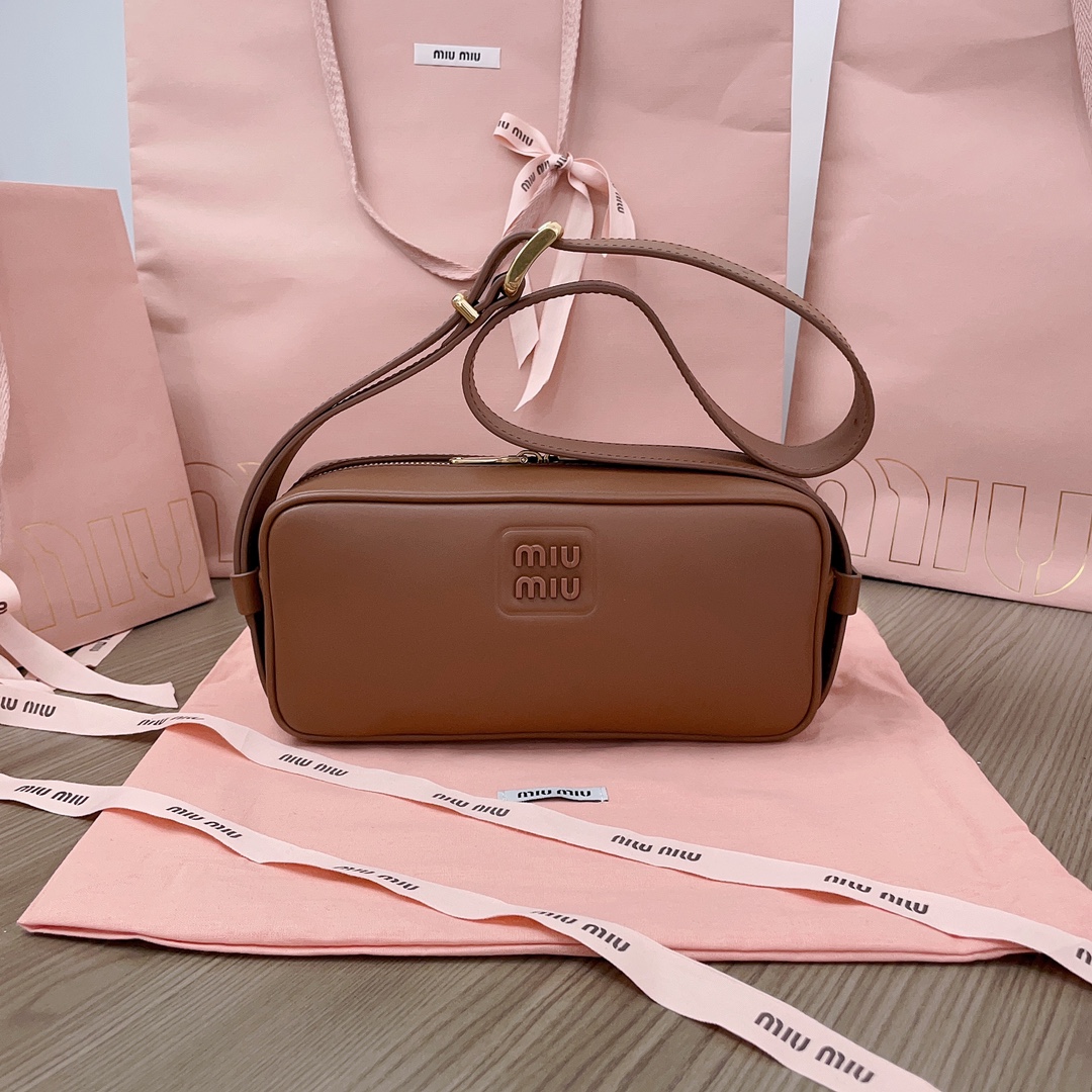 MIU MIU Nappa Arcadie Zipped Clutch Cognac 1546299 |