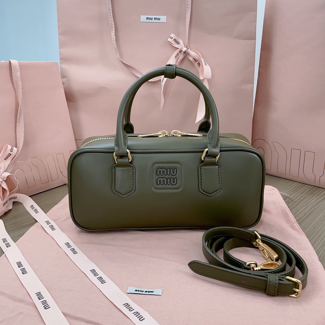 Miu Miu Leather handbag Miu Miu Green in Leather – 40227302