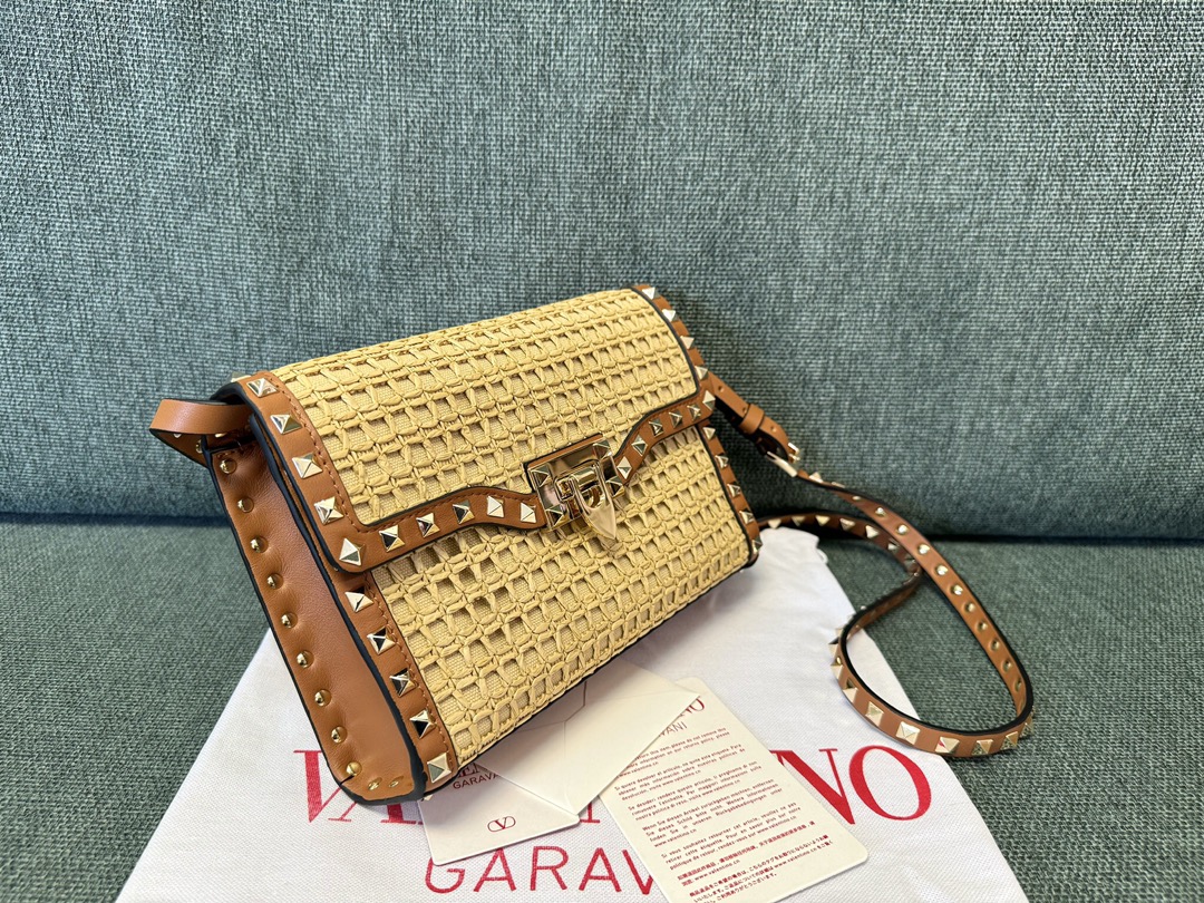 Valentino Garavani Rockstud Raffia Shoulder Bag In Brown