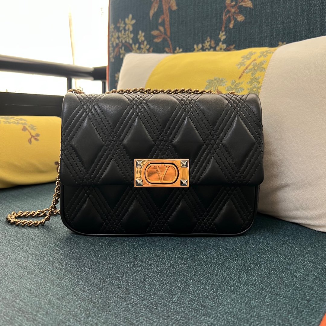 Valentino Garavani Quiltie 67 Shoulder Bag Black – Modecraze Inc.