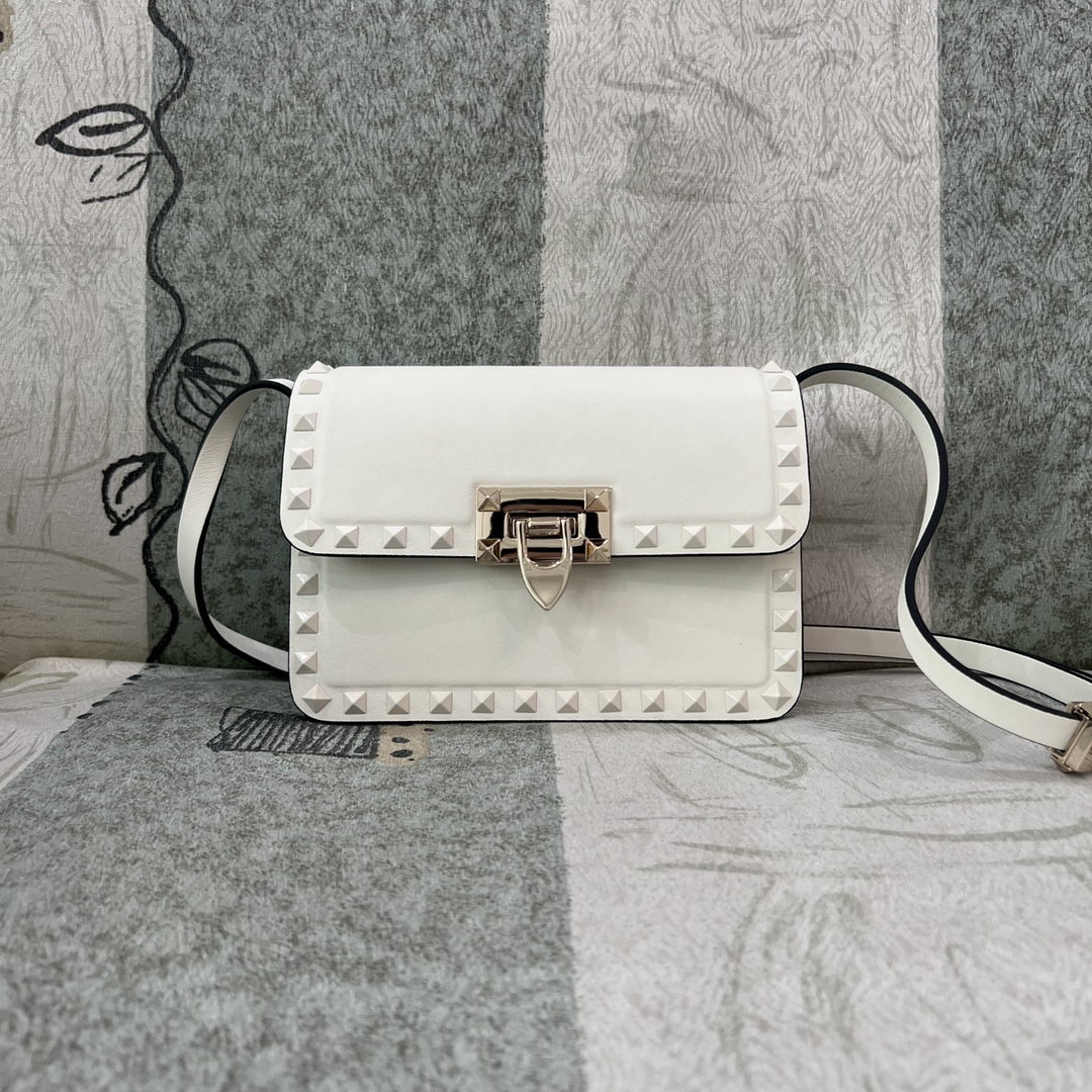 Valentino Garavani Rockstud23 Bag In Leather With Studs – white