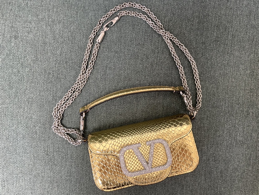 Valentino Garavani Alltime Metallic Shoulder Bag | Gold |