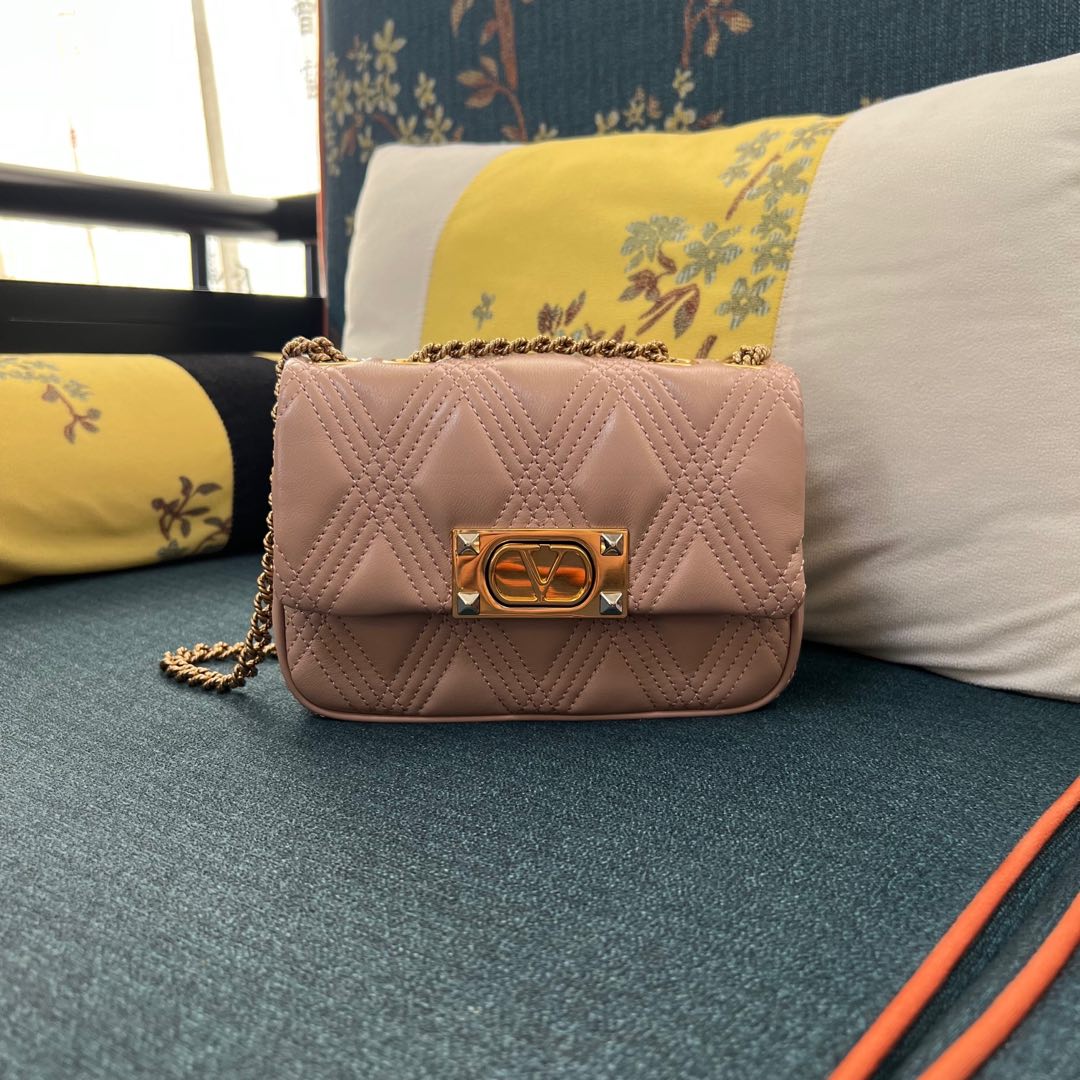 Valentino Garavani Medium Quiltie 67 Shoulder Bag | Pink |