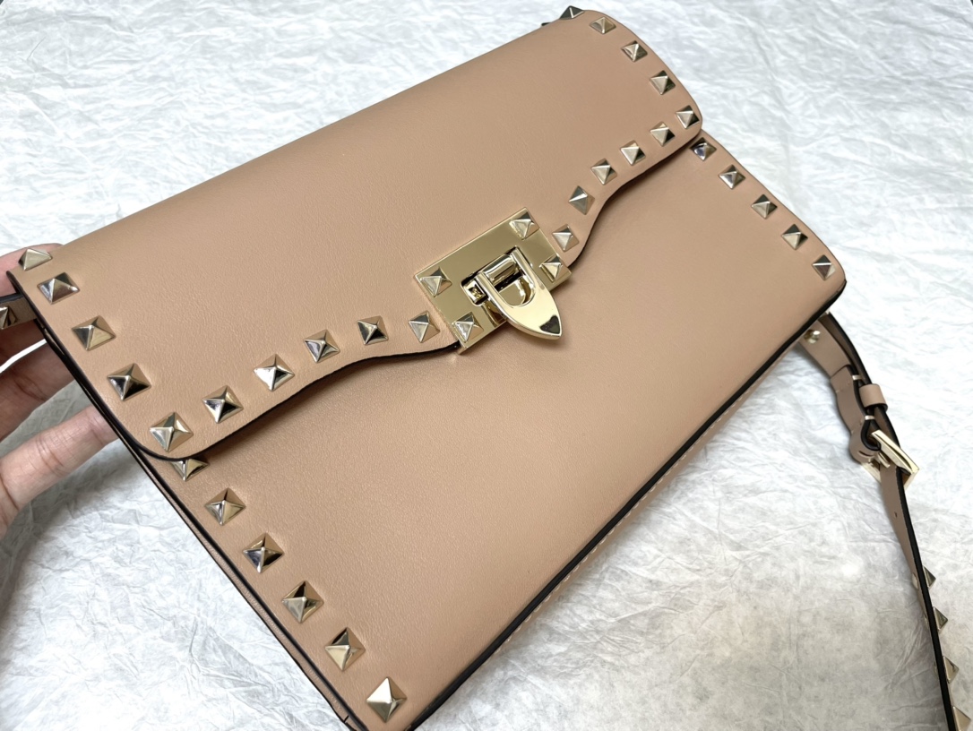 VALENTINO GARAVANI Pebbled Calfskin Medium Rockstud Flip Lock Crossbody Bag Poudre 1576687