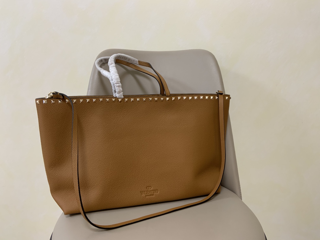 VALENTINO GARAVANI – Rockstud branded leather tote bag