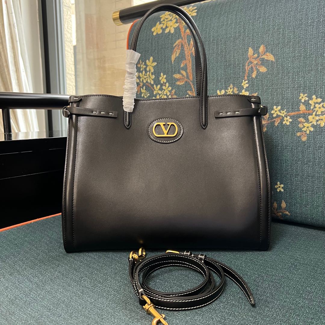 Valentino Garavani Medium Antibes Tote Bag | Black |