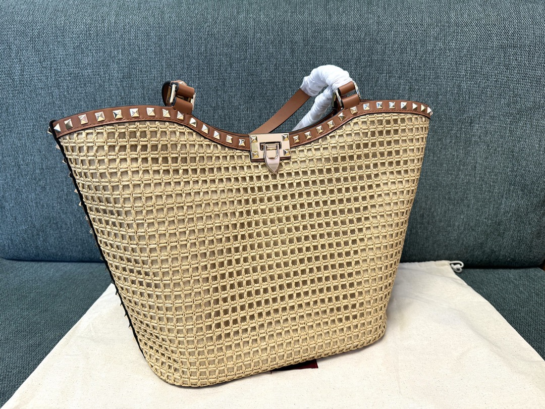 Valentino Garavani Rockstud Raffia Tote Bag |