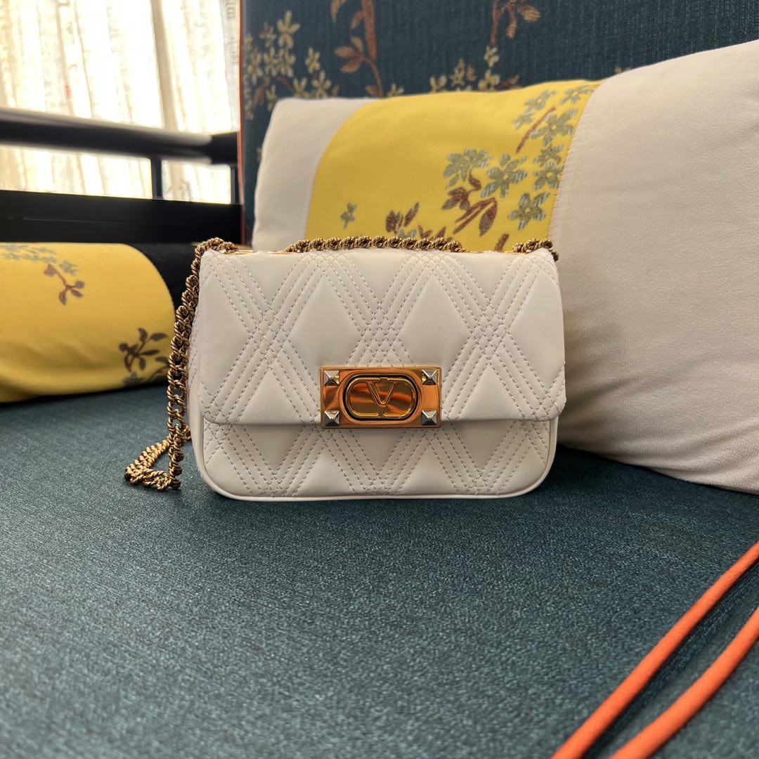Valentino Find the nearest Valentino boutique near you |