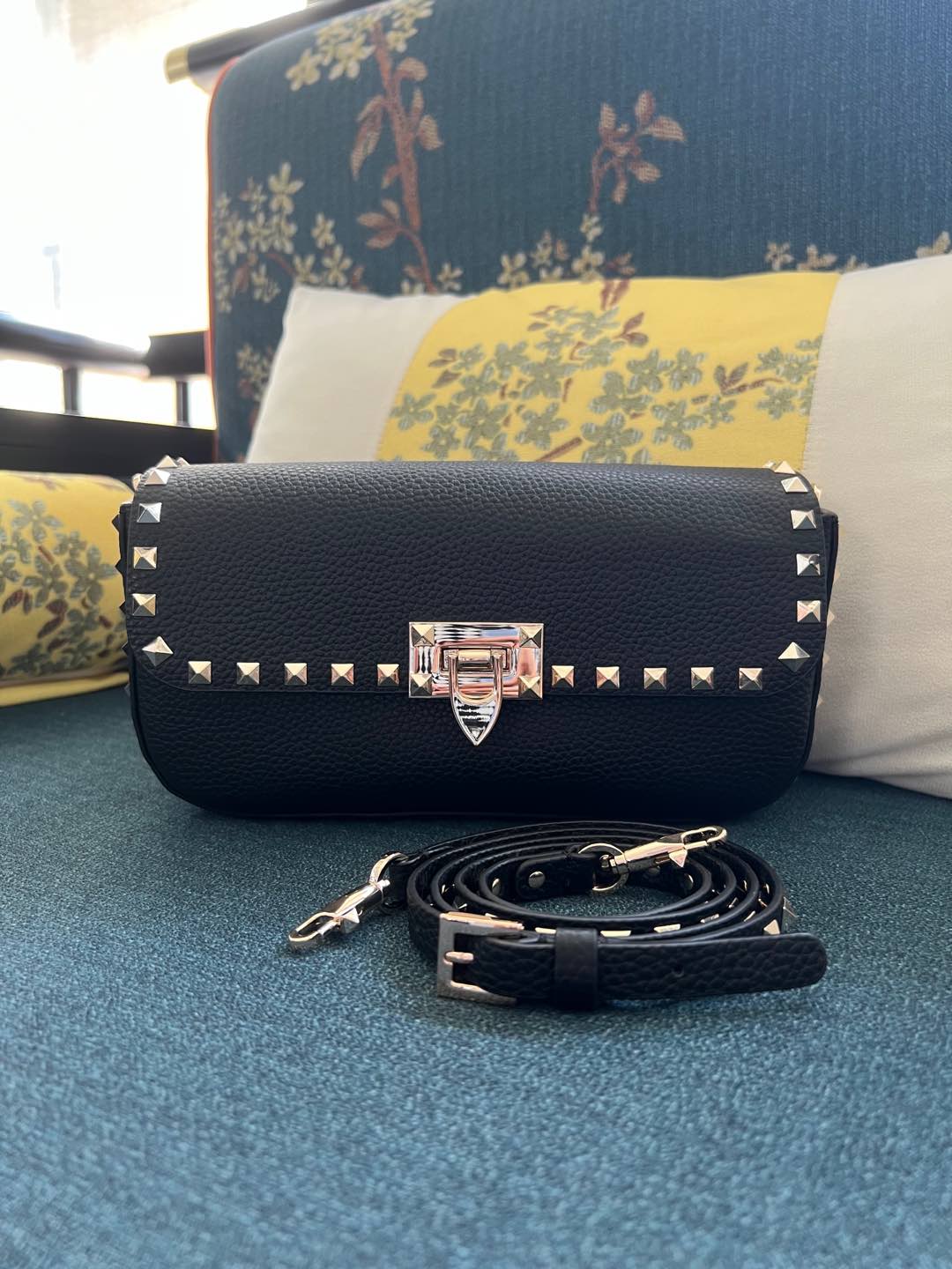 Valentino Garavani Medium Leather Rockstud Shoulder Bag