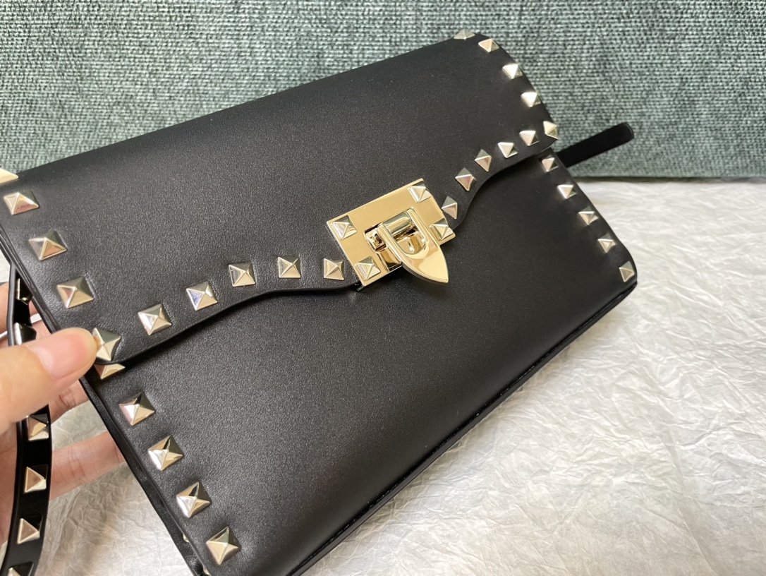 Valentino Garavani Small Rockstud Grainy Calfskin black